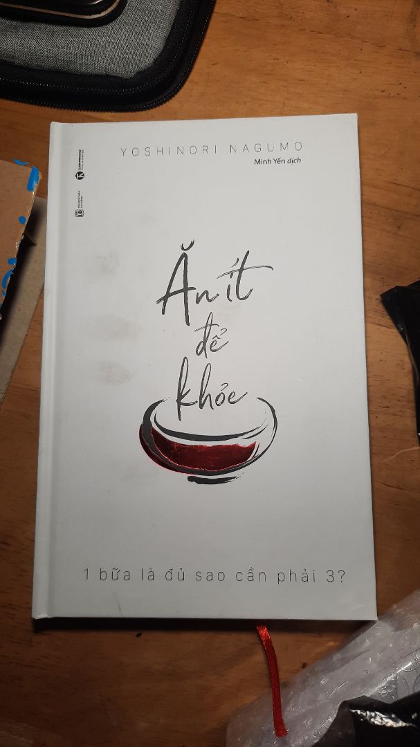 Mình sẵn sàng đổi trả hàng trong im lặng nhưng Tiki làm mình thất vọng quá nên phải lên đây đánh giá 1 sao !

Sách Tiki giao sai, mình mua bìa mềm mà lại giao bìa cứng. Bìa lại còn dơ thế này, giống như là hàng bán không được nên cố tình giao cho mình ấy !

Thêm nữa là mình có liên hệ tổng đài để hỏi cách đổi hàng, mình đã nói là giao nhầm bìa cứng còn hỏi lại 2 lần là bìa như thế nào, làm tốn tiền điện thoại của mình.

Sau đó bạn đó nói sẽ gửi *** hướng dẫn cách gửi hình sản phẩm lại cũng chả thấy đâu ! Làm ăn rõ chán ! Bán được thì bán, bán không được thì nói để người ta mua chỗ khác chứ.