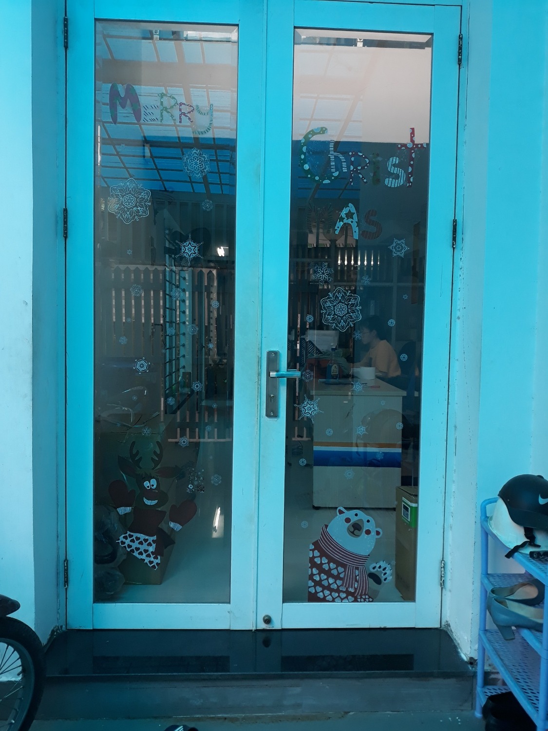 mình mua ông già noel mà gửi hình khác. không đẹp như hình ảnh quảng cáo