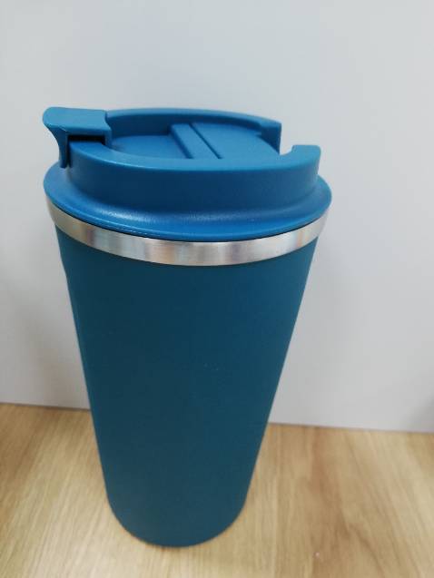 Bình này chủ yếu giữ thời gian ngắn, mình trữ nước nóng khoảng chừng 1-2 giờ là nguội lại rồi, chỉ còn ấm ấm. Không thể sử dụng như bình giữ nhiệt thường dùng, vì diện tích thoát nhiệt ở phần nắp lớn nên giữ nhiệt không bền. Hình dáng, màu sắc đẹp, bề mặt nhám dễ cầm nắm không trơn tuột. Trữ lạnh thì mình chưa dùng nên chưa được bao lâu, không biết có bị đọng nước bên ngoài không.