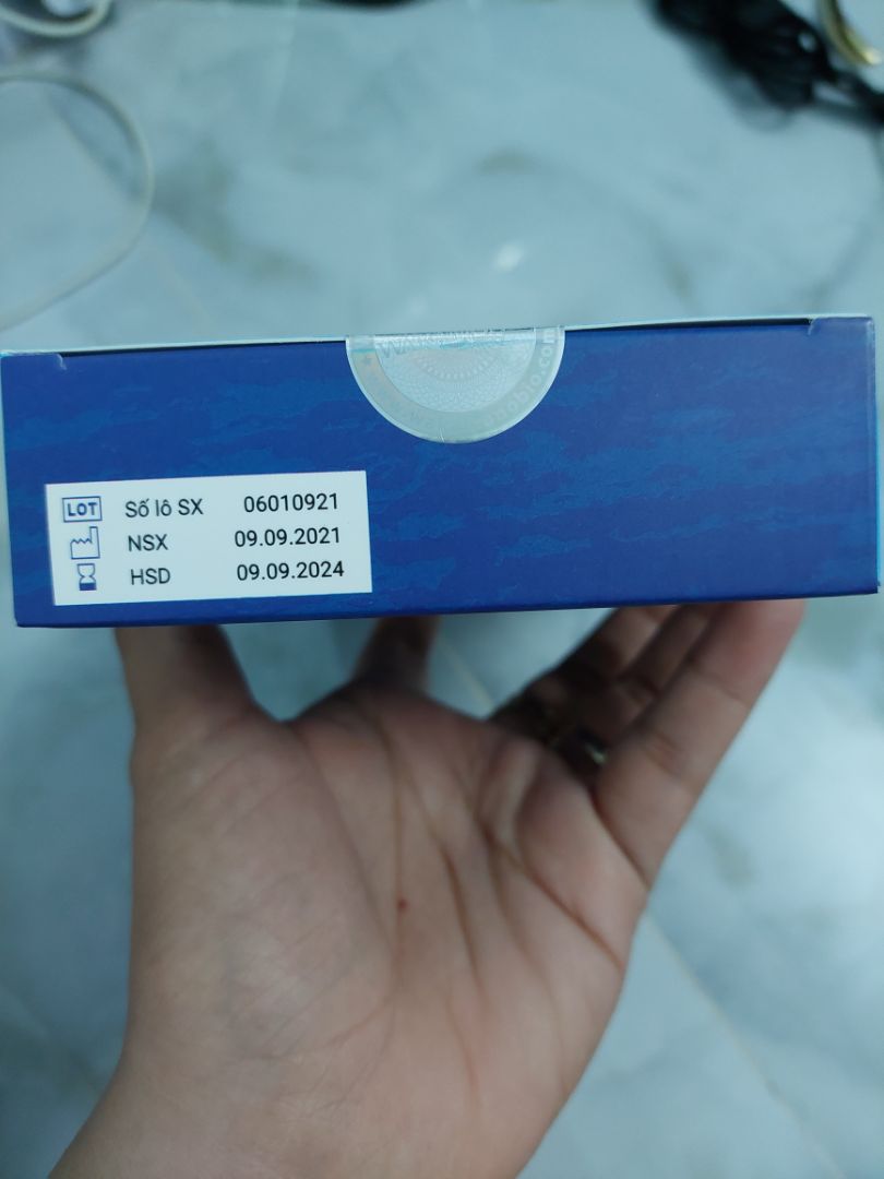 có vẻ như mình đã mua nhầm hàng giả. vì so nhãn bao bì đều không giống sản phẩm mình mua. đã vậy còn có in chữ wakamono đen lên khẩu trang