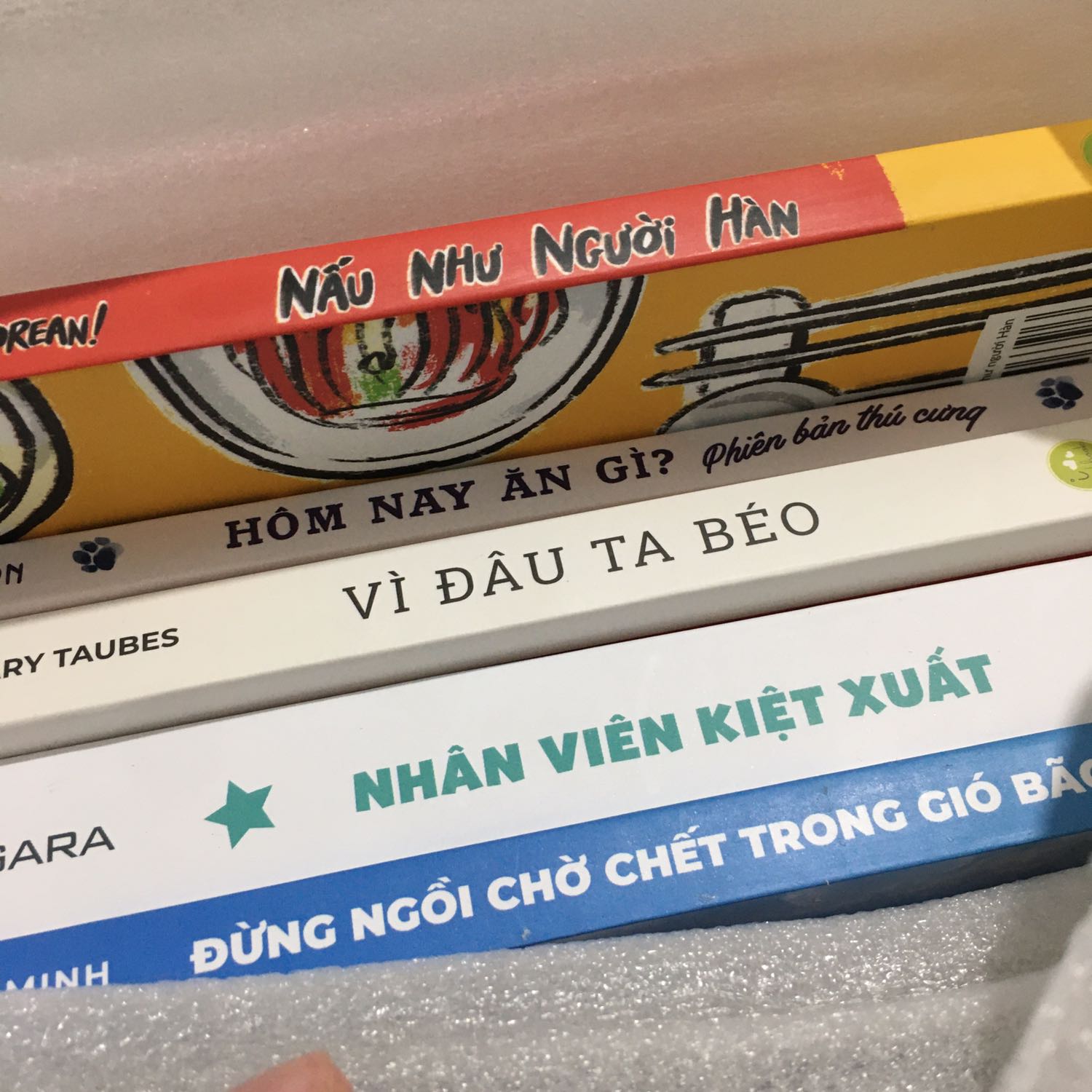Giao hàng nhanh, shipper thân thiện, sách còn mới đẹp, không bị nhăn góc hay trầy xước gì nhiều, đóng gói tốt, mua giá sale nên khá rẻ.