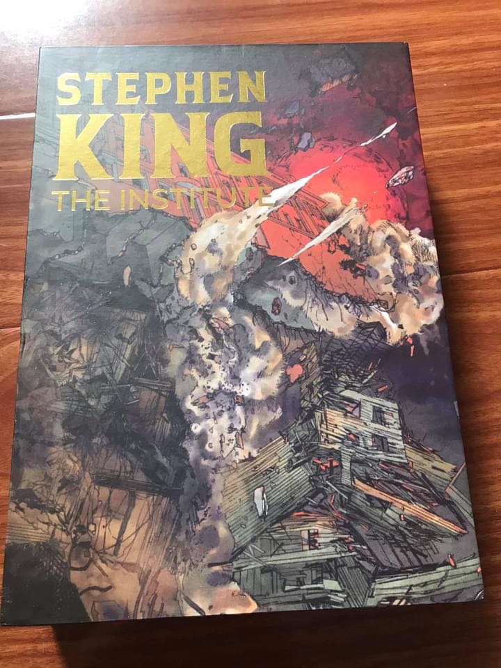 Đầu tiên lúc nhận được và mở box ra phải nói là đẹp. Nhưng nghe nói được tặng 3 postcard và 1 cái bản đồ học viện mà nhìn nó... hơi thất vọng. 
3 postcard thì bé còn bản đồ thì in màu chất giấy bình thường, dày hơn giấy in sách 1 tẹo tèo teo thôi, ko có gì đặc biệt.
Đặc biệt nhất có lẽ là bìa giả da màu đen bên trong bìa giấy với hàng chữ vàng in tên sách rất nổi.
Giấy bên trong thì khá mỏng, mình ko thích chất mỏng thế này nhưng truyện nó dày như thế (688 trang) mà làm giấy dày hơn thì hơi nặng so với tiểu thuyết nên tạm chấp nhận.
Trong truyện có 3 trang màu in gập, hình ảnh giống với 3 postcard. Lần đầu mở cái trang in màu gấp đó ra chỉ sợ rách trang giấy bên cạnh vì nó bị dính vào nhau, phải hết sức nhẹ nhàng cẩn thận.