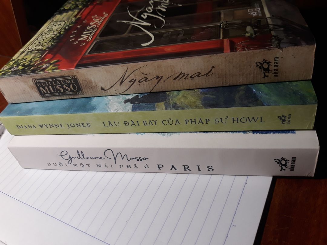 giao hàng rất nhanh dù đang dịch, nhưng lúc khui hàng thì hết hồn, 3q mình đặt đều không có màng bọc gì hết. nhưng cũng may là cả 3 không có vẻ móp méo quá nghiêm trọng cả vì mình không quá khó tính, cộng thêm mình mua được với giá khá rẻ nên chất lượng có hơi ... 1 chút.  
về nội dung thì ai xem qua bản hoạt hình được chuyển thể bởi Ghibli thì cũng có thể đoán được. tóm lại vì cả 3q về nội dung thì mình rất ưng nên mình sẽ bỏ qua thiếu sót trong khâu đóng gói mà đánh giá 5 sao nhé, nhưng lần sau khâu đóng gói được chỉn chu hơn thì mình mới thật sự cảm thấy hài lòng khi được trải nghiệm mua hàng trên tiki.