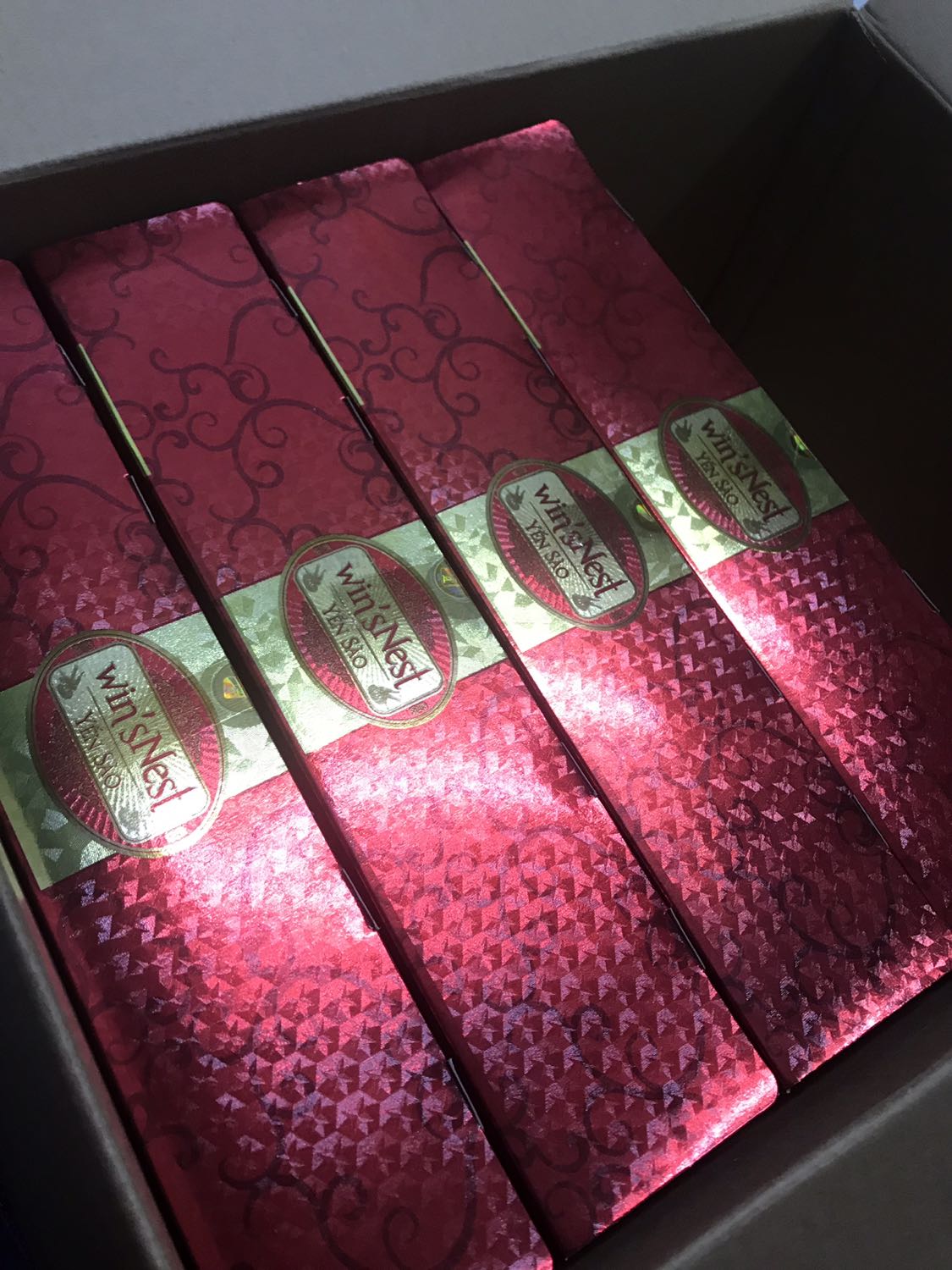 Đóng gói sang trọng, có thể làm quà tặng. Lượng yến khá thấp, màu nước yến khá trắng, không phải màu ngà như những dòng khác, vị bình thường.