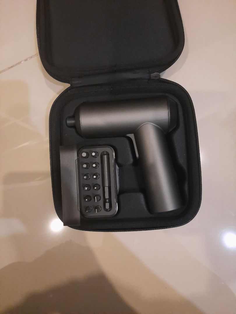 máy vặn khá ổn, không lắc lư, thiết kế cầm cũng khá chắc tay, máy chỉ là máy vặn vít thôi chứ không phải máy khoan nên vòng xoay cũng sẽ không nhanh nên ai mua cũng lưu ý