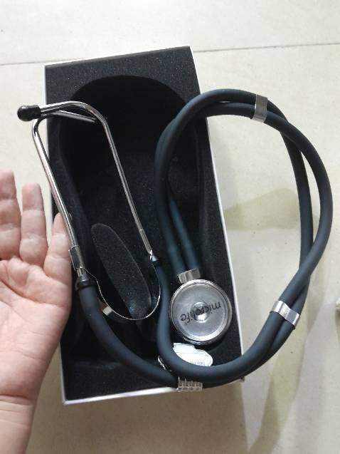 Ống nghe to nặng, dây dẫn to, khá nặng và cồng kềnh, ko phải loại bác sĩ thường dùng. Đeo trên người khá nặng, m đã lỡ mua, tin vào đánh giá tốt của một số bình luận, giờ mua về giá cao, mà ko hề hài lòng.