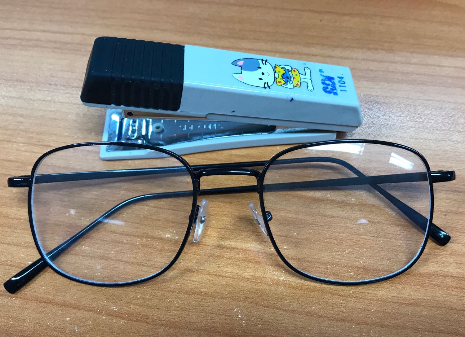 Tốt: hộp đẹp, có tặng tua vít 2 đầu
Chưa tốt: Gọng kính size quá nhỏ, người lớn đeo sẽ rất chật, gọng làm bằng chất liệu quá thô (kim loại 100%, ko bọc nhựa, sơn dễ tróc), đeo vào không êm, không chắc chắn, rất dễ bị uốn cong vì ngoại lực; vòng gọng quá mỏng sẽ rất khó lắp mặt kính cận dày. Đeo chơi thì được, bạn nào bị cận đeo thường xuyên không khuyến khích mua.