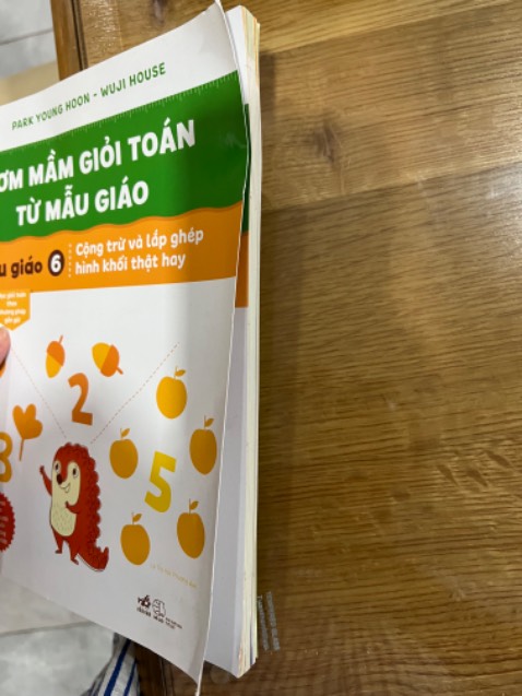 Sách thì hay, bé rất thích học. Mình dạy con dễ dàng hơn, và bé dễ hiểu bài hơn. Nhưng xem cách tiki ship hàng nè. Quạu thiệt sự. Sách thì 5 sao, còn tiki thì 1 sao