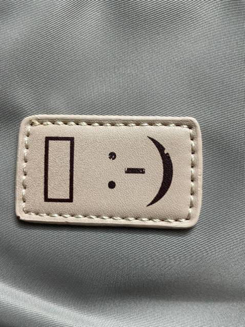 Điểm trừ là chỗ logo, nó nhìn rất nét trong ảnh hay video nhưng thực tế là mờ nhạt, thậm chí rất dễ bong. Các mặt khác thì ổn.