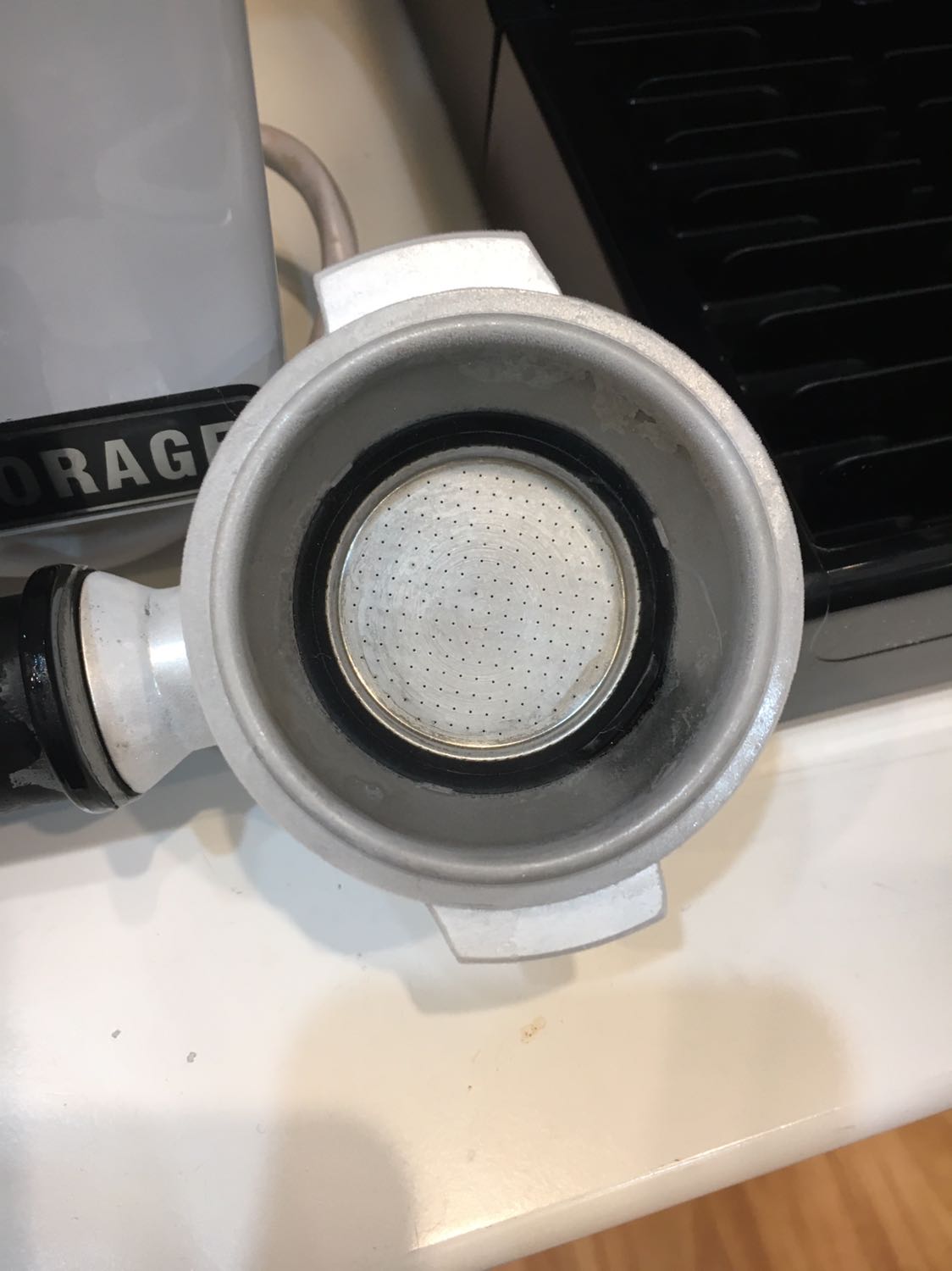 1. Cốc đựng cafe mới dùng một lần đã trồi goăng cao su ra ngoài
2. Tay nắm đựng cafe không đưa vuông góc với máy như hướng dẫn được