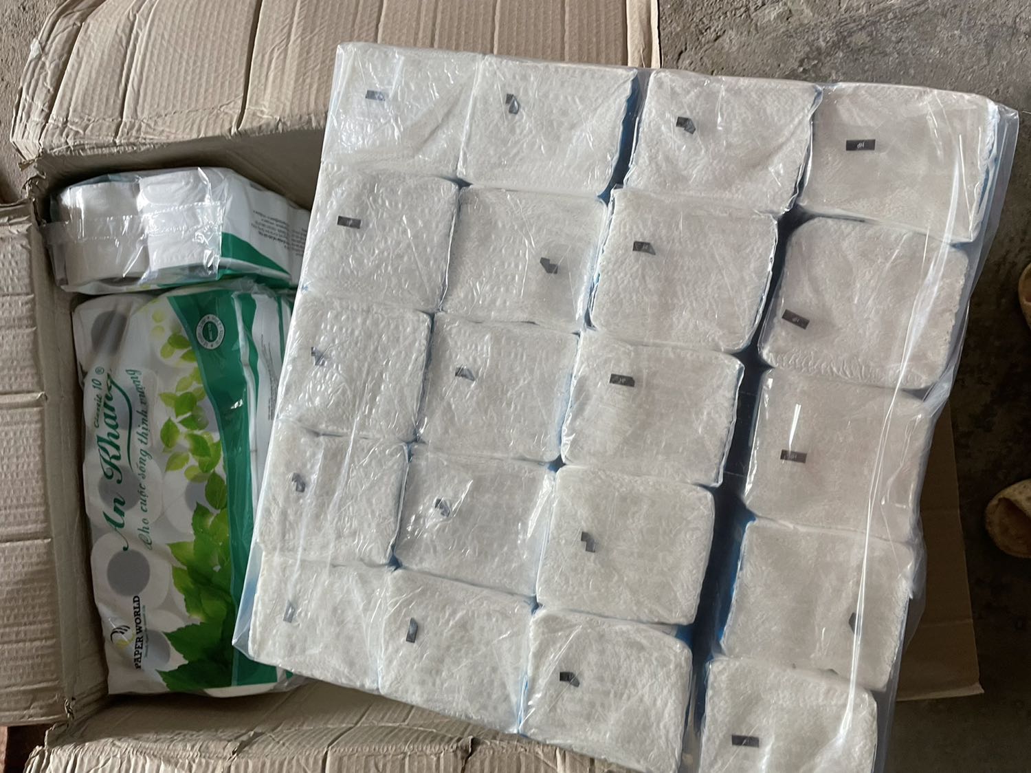 Đã từng mua r nên lần này mình mua hẳn 2 thùng 20 bịch (113k) vs combo 2*3 lốc 10 cuộn giấy vệ sinh(33k).gg 10k.
Giấy lau thì 2 lớp dầy hơn loại 1 lớp 1 chút thôi.
Nh vẫn dai và lau hút tốt lắm.
Giấy vệ sinh thì nhìn cuộn bé,lõi to.nói ch vs mức giá 12k 1 bịch 10 cuộn thì k nên yêu cầu cao hơn :) 
10/10