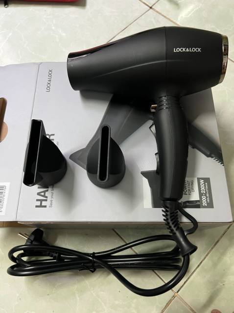 Ngoại quan: Sản phẩm có ngoại quan tương đối giống với mô tả; đi kèm có 2 đầu sấy; có phiếu bảo hành sản phẩm.
Xuất xứ: Thương hiệu Lock&Lock của Hàn Xẻng. 
Sản xuất: Tại China anh hùng. 
Chất lượng: Máy sấy tóc làm bằng nhựa và kim loại, màu đen; máy có 3 chế độ: nóng, ấm, mát. Máy sấy tóc mạnh và mau khô.
Đóng gói: Sản phẩm được đóng gói tốt. 
Thời gian giao hàng: Do có sử dụng gói Tiki Now nên thời gian giao hàng nhanh, đặt từ 23:32 11/12/2021 đến 8h30 cùng ngày sản phẩm đã được giao đến. 
Thái độ nhân viên giao hàng: Ổn, chịu hợp tác với tôi trong việc giao hàng. 
Giá sản phẩm: Mua hàng canh lúc sales và có thêm mã giảm giá nên mua được với giá 429k, miễn phí ship. 
Tổng quan: Sản phẩm phù hợp với những ai muốn sử dụng hàng chính hãng với một giá tiền và chất lượng sản phẩm tương đối. Bên cạnh đó, thời gian và dịch vụ giao hàng ổn. Cảm ơn mọi người đã đọc.