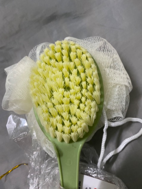Bàn chải và bông tắm xài êm, rất tiện lợi, shop giao hàng nhanh