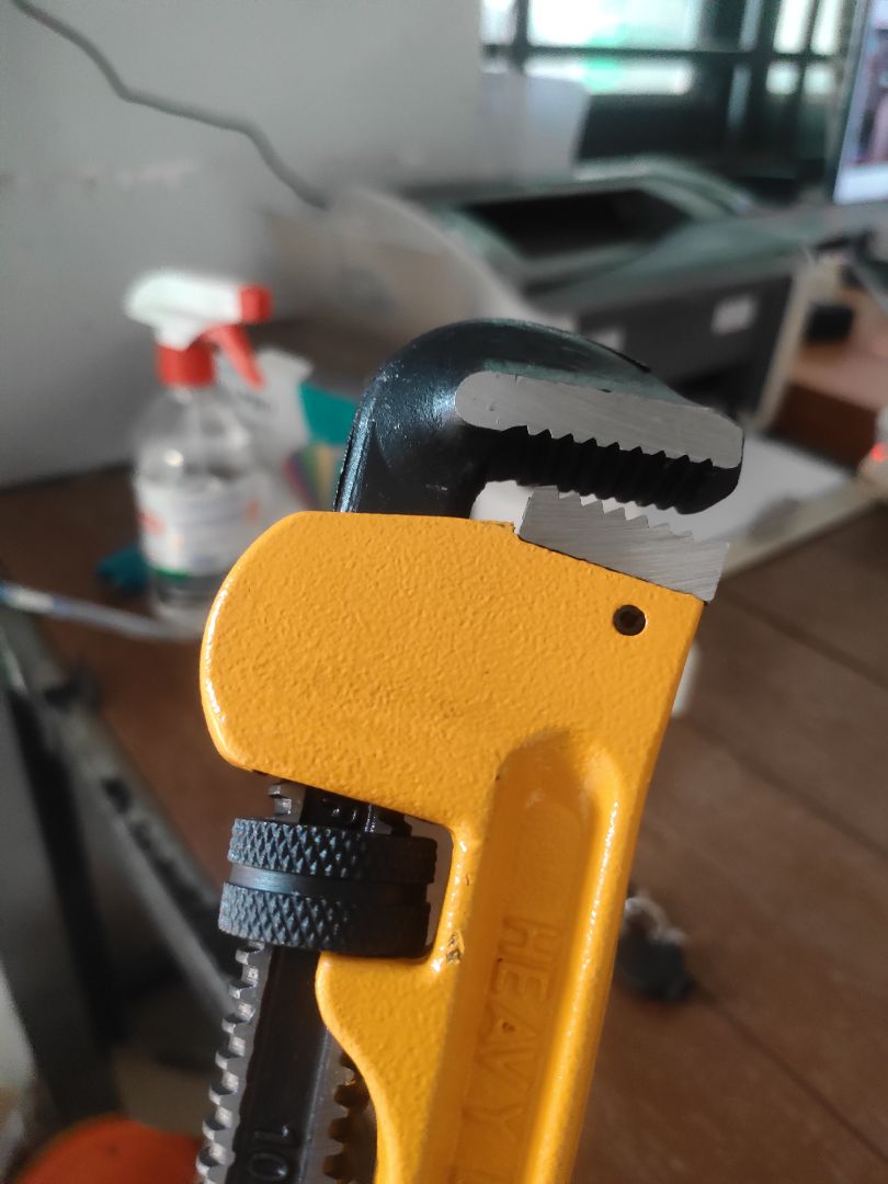 mỏ kìm lỏng lẻo.kẹp ko chắc