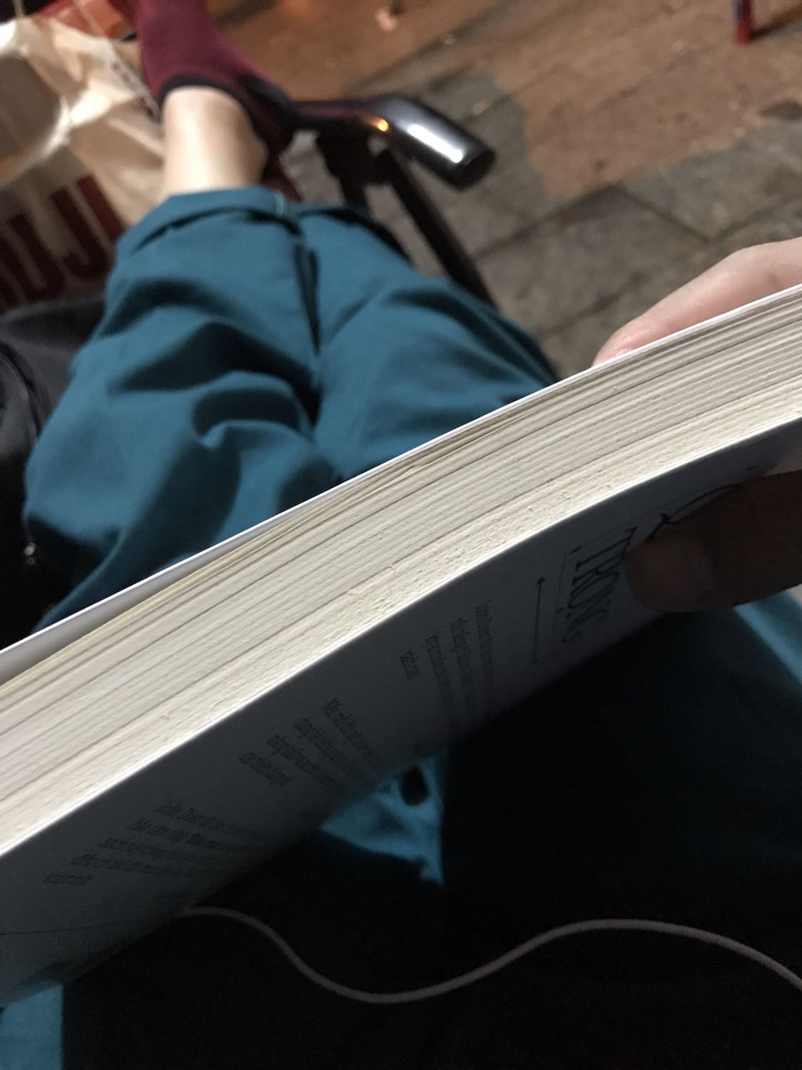 NGHI VẤN SÁCH GIẢ - cần TIKI giải đáp
Về nội dung thì có lẽ dòng sách ko phù hợp với mình nên thấy khô khan, đọc như tường trình. Đây là loại sách kể câu chuyện doanh nghiệp chứ không khái niệm OKR, Ko biết là do dịch thuật hay sao mà đọc thấy ngang ngang ko cuốn hút vào câu chuyện gì cả. Đọc như đọc báo vậy.
Điểm trừ lớn nhất là chất lượng sách. Cái bìa thì đẹp, nhưng ruột mỏng đến mức bề mặt giấy mốc bột giấy lên. Khiến cho chữ bị mốc, hình in bị mốc, cộng giấy kém chất lượng nên màu đục ko tương phản với chữ nên đọc xỉu lên xỉu xuống. Đọc chương 1 xong muốn buông xuôi luôn.
TÔI MUỐN ĐỔI TRẢ HÀNG