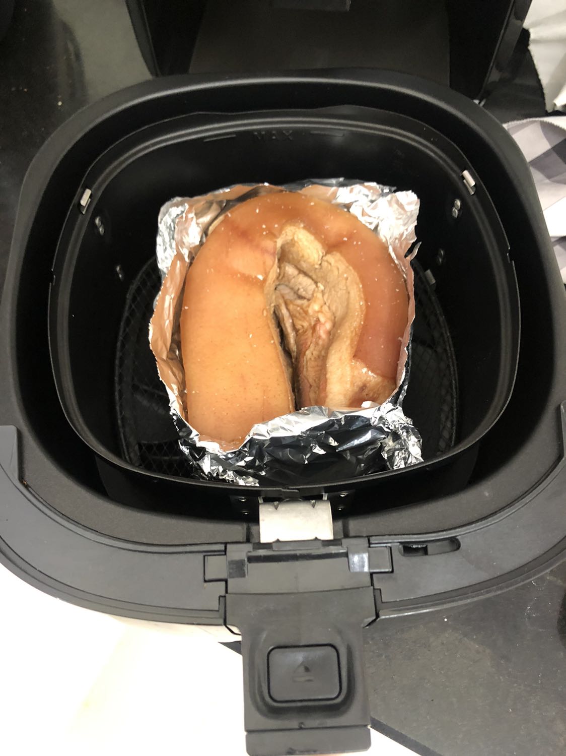 Đúng là sản phẩm nên có trong mỗi căn bếp, giải phóng sức lao động. Bạn có thể làm được rất nhiều món mà ko phải đứng canh nấu. Tiết kiệm thời gian. Quá tiện dụng luôn. Nồi này nguyên lý là nướng, mình dùng nướng khoai, làm thịt quay ... rất ngon ngọt, ko bị khô.
Phillips thì số 1 trong dòng nồi chiên rồi, độc quyền với công nghệ turbo cánh quạt nướng 2 chiều ko cần trở đồ ăn giống như các hãng nồi chiên khác. Thức ăn nấu bằng nồi này cũng ngon hơn.
Mình cũng dùng nồi này để làm nóng thức ăn cần nóng giòn.