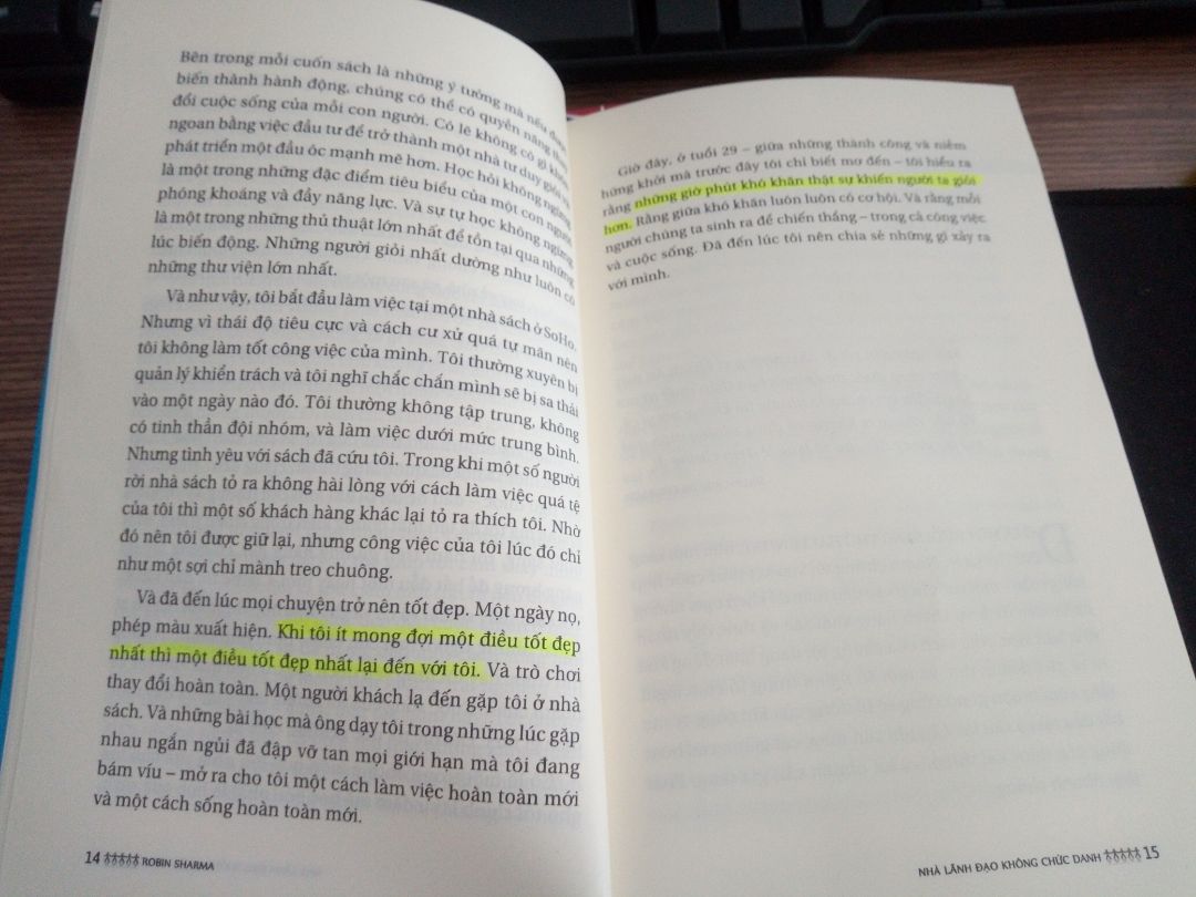 Mình xin nói về ND sách thôi nhé! Nhìn vào tựa sách mình cứ nghĩ nói về Nhà lãnh đạo thôi, nhưng không. Một tư duy mới về 2 từ "lãnh đạo". 
Mình thích cách viết sách theo kiểu kể chuyện thế này, càng đọc càng tò mò diễn biến tiếp theo. Hãy mua, hãy đọc và lan toả những giá trị và thông điệp của tác giả. Hy vọng người trẻ Việt Nam có tư duy và tầm nhìn tốt hơn.
17.***