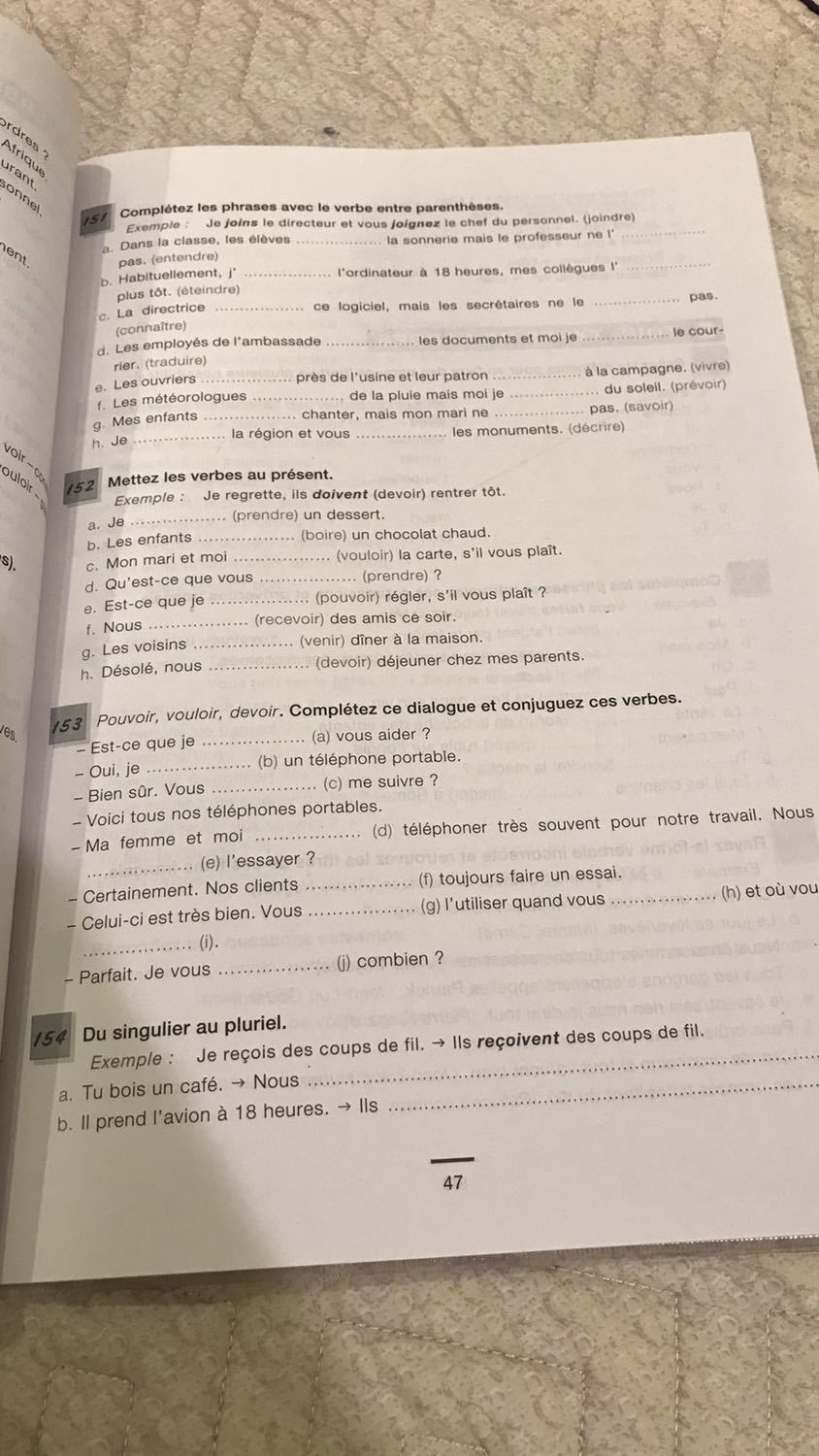 Sách cỡ A4, có áp dụng book care. Vì sách mua bản quyền nên chất lượng in ấn và giấy rất tốt. Cảm giác như mua sách nguyên gốc nước ngoài :), mỗi tội không có màu. 
À, quan trọng nhất là có kèm corrigés. Sách tiếng Pháp hầu như toàn tách đề và đáp án làm hai cuốn khác nhau, tốn kém vô kể.
Nói chung mình rất ưng :)