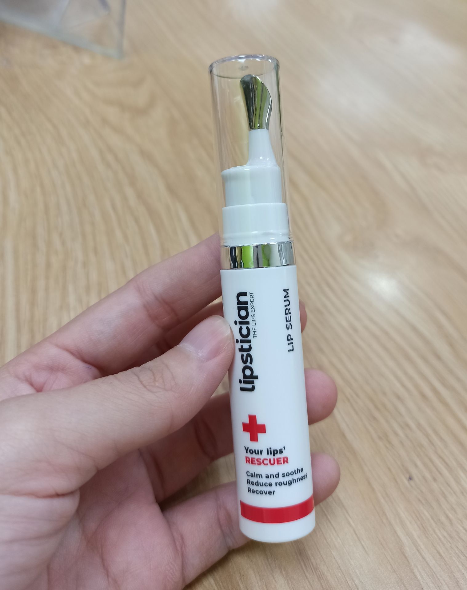 thoa vào làm ẩm môi hiệu quả , mùi thơm dễ chịu . Phù hợp cho những ai môi khô nức đang cần được dưỡng phục hồi thoa vào làm ẩm môi hiệu quả , mùi thơm dễ chịu . Phù hợp cho những ai môi khô nức đang cần được dưỡng phục hồi