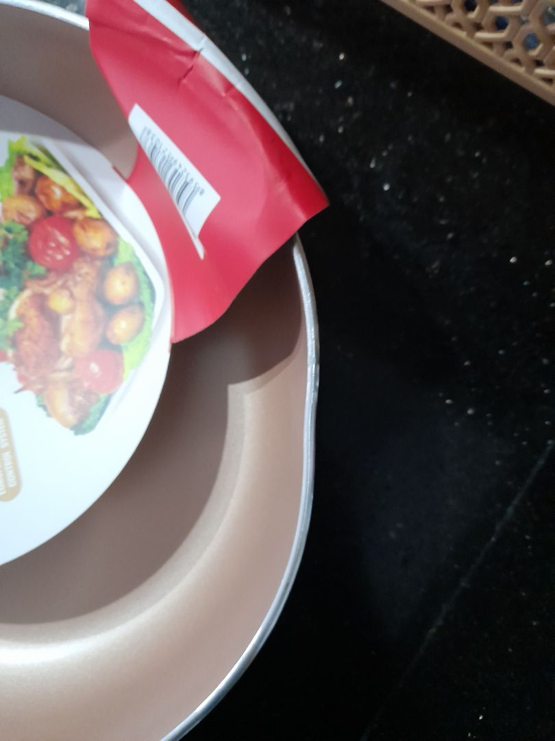 Chảo giao bị móp dù đóng gói rất kĩ.