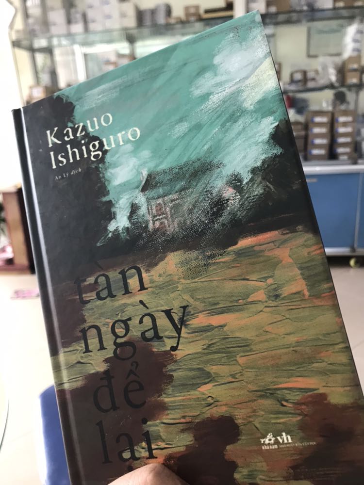 Một tác phẩm xuất sắc của nhà văn Anh gốc Nhật từng đoạt giải Nobel. Đã bị cuốn hút bởi cuốn Mãi Đừng Xa Tôi nên tôi háo hức muốn đọc tiếp cuốn này. Thú thực là sau khi đọc chừng 1/4 cuốn sách tôi đã phải đấu tranh là dừng lại hay đọc tiếp vì tiết tấu chuyện chậm, buồn, cho dù lời văn rất đẹp.
Và, khi tôi đọc hết, tôi thầm cám ơn bản thân mình là có quyết định sáng suốt khi đặt niềm tin vào Kazuo, người từng đoạt 2 giải thưởng văn chương danh giá của văn học thế giới, giải Nobel cho thành tựu đóng góp của tác giả với nền văn học thế giới (2017) và Man Booker cho tác phẩm Ngày Tàn Để Lại (1989).

Một cuốn sách xứng đáng có mặt trên kệ sách của mọi nhà.

Tiki ship siêu tốc đúng hẹn. Sách bìa cứng đẹp long lanh không tì vết, bìa cưng xỉu - nhìn như 1 bức tranh sơn dầu gam màu tối u sầu, rất hợp với cốt truyện.