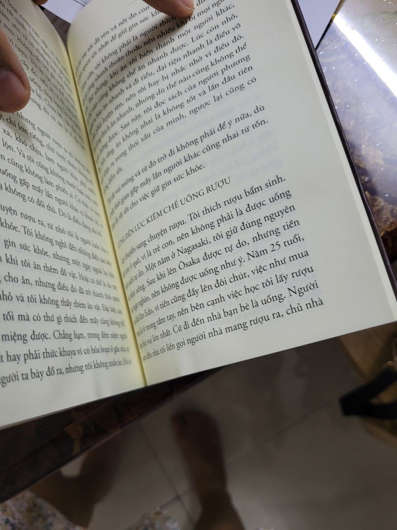 sản phẩm tệ, ko biết nhân viên đã kiểm tra trước khi gói hàng hay chưa. Tôi nghĩ này là cố ý gói vào bao nilong khi đã biết sách bị lỗi. 
Sách bị dính nước, này là vết ố nước sau khi đã khô.
Mong tiki hỗ trợ đổi trả hàng !!!