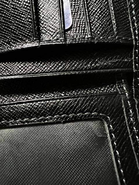 Ngoại quan: Sản phẩm có ngoại quan tương đối giống với mô tả, có thẻ bảo hành 1 năm và thẻ giảm giá 10% cho lần mua hàng sau nhưng phải đánh giá cho shop 5 sao và chỉ có giá trị sử dụng trong vòng 30 ngày, 1 sự giảm giá có điều kiện.
Xuất xứ: Thương hiệu BỤI LEATHER của Việt Nam.
Sản xuất: Tại Việt Nam.
Chất lượng: Bóp được làm bằng da (tôi chỉ biết bằng da chứ không biết có phải da thật hay da PU), bóp màu đen da sần; có 2 ngăn đựng tiền lớn và 1 ngăn khóa kéo lớn; có 14 ngăn phụ chứa thẻ ngân hành, CCCD, bằng lái, cavet,... Tuy nhiên, tôi cảm thấy không hài lòng về chất lượng sản phẩm như hình, phần da chỗ ngăn phụ bị 1 vệt trầy tróc da. Điều quan trọng là đã làm giảm đi sự trải nghiệm mua hàng và sản phẩm của tôi.
Đóng gói: Sản phẩm được đóng gói tốt. 
Thời gian giao hàng: Đặt hàng vào lúc 12:42 ngày 14/12/2021 đến 08:12 ngày 18/12/2021 sản phẩm đã được giao đến. Thời gian giao hàng có thể chấp nhận được.
Thái độ nhân viên giao hàng: Ổn, chịu hợp tác với tôi trong việc giao hàng. 
Giá sản phẩm: Mua hàng canh lúc sales nên mua với giá 199k, miễn phí ship. 
Tổng quan: Sản phẩm phù hợp với những ai muốn sử dụng sản phẩm với một giá tiền và chất lượng sản phẩm bình dân. Bên cạnh đó, thời gian và dịch vụ giao hàng ổn. Tuy nhiên, chất lượng sản phẩm được giao không được hoàn thiện, mn nên check hàng kỹ khi nhận hàng, tránh mất thời gian phải đổi hàng. Cảm ơn mọi người đã đọc.