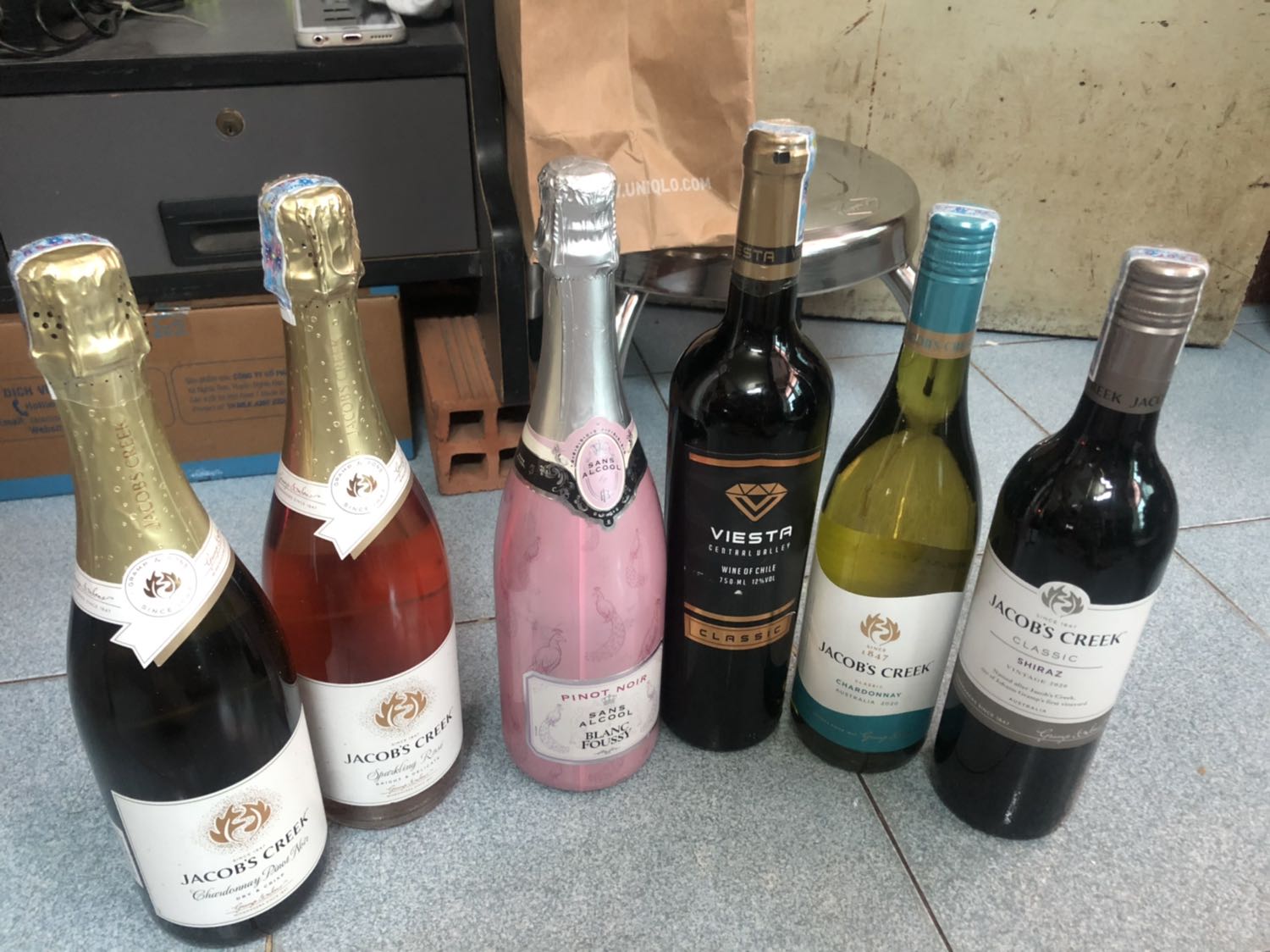 Giao nhanh, chai này đúng là best before 6/2021. Cũng ko phải là ko uống được, nhưng giá ko rẻ mà bán hàng cũ thì đúng là ko ai ưng! Chưa tính tới chuyện đem tặng thì cũng rất kỳ!