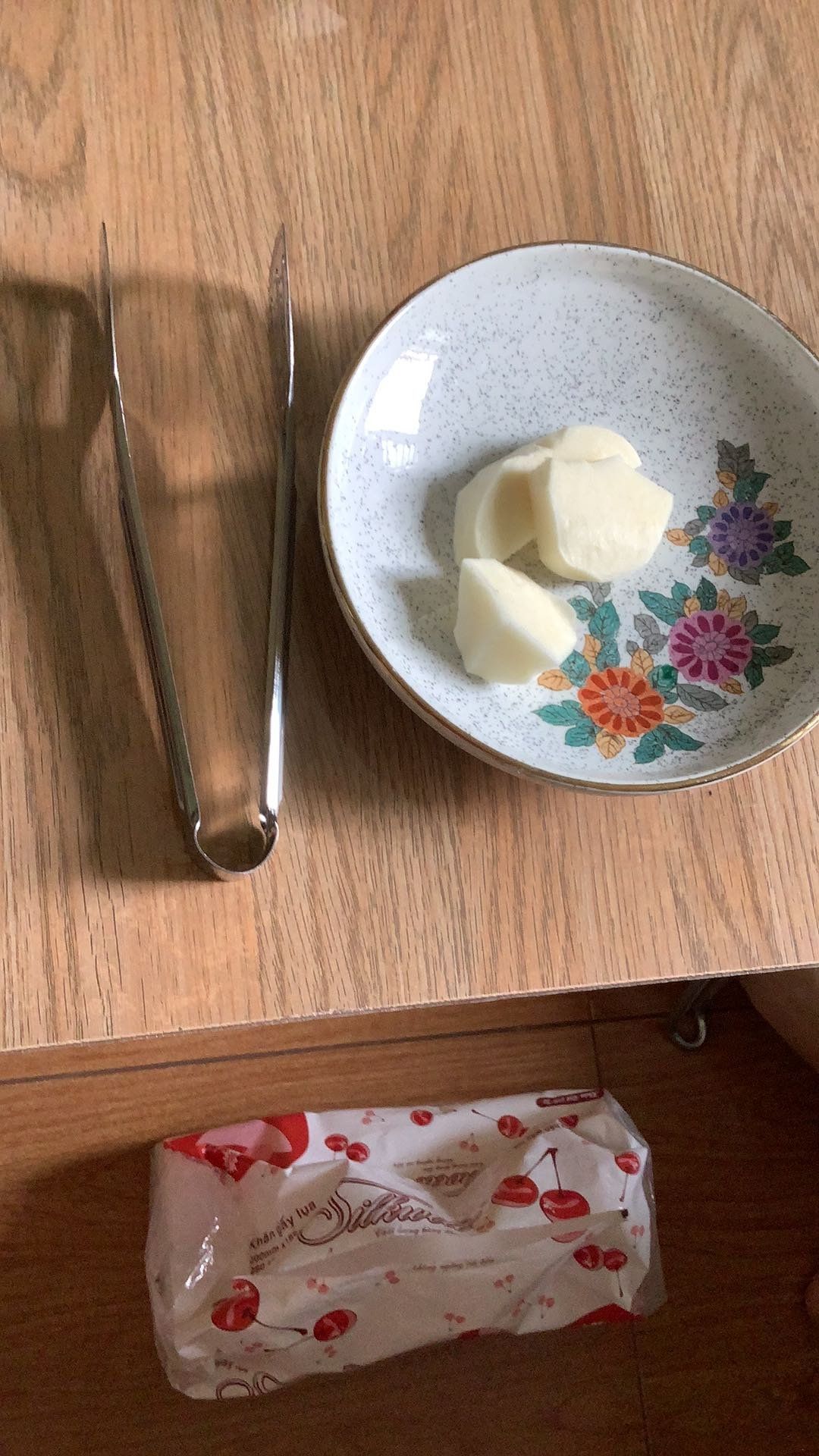 Cây gắp xịn lắm luôn, dùng rất tiện luôn mà giá rẻ nữa rẻ hơn mua ngoài chợ