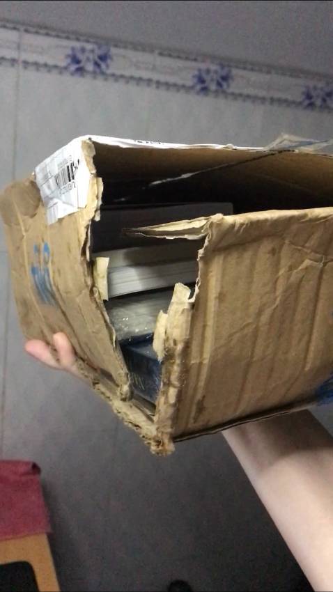 Đặt hàng 1/8/2021
Nhận hàng 25/9/2021
Dịch bệnh giản cách nên giao hàng chậm thì mình thông cảm.
Nhưng nhận được thùng hàng đã bị rách đến mức "hả họng" ra hết.
Sách là mặt hàng dễ bị ướt hư hỏng mà gói hàng rất cẩu thả, không chống nước và chồng sốc.
May là lấy ra chỉ bị móp góc nhẹ.
Mình tin dùng mà mua hàng Tiki cả trăm triệu rồi, nhưng đây là lần đầu mình complain về khâu đóng gói và kho hàng.