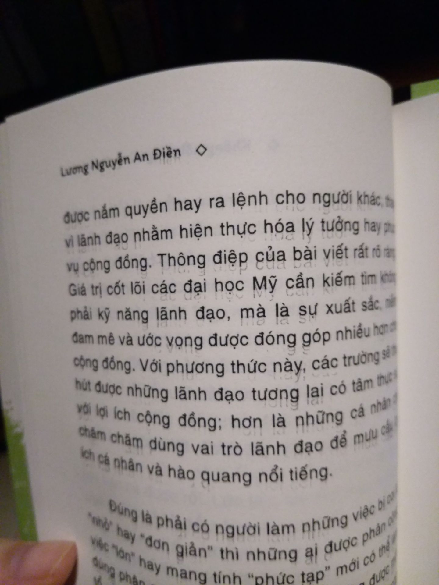 Trước khi đọc mình cũng đã đọc qua review trên Tiki và thấy có người bảo sách mỏng nhưng giá đắt, nhưng mình vẫn mua vì có thể nội dung sách là thứ mình cần. Nhưng đến khi cầm quyển sách trên tay thì thực sự là quyển sách mỏng dính cảm giác như lướt qua một cái là xong mà giá thì quá đắt so với số lượng trang sách hay chất lượng sách. Mình đã đọc thử và xem quyển sách có gì đặc biệt không thì nội dung sách cũng tạm ổn nhưng không có gì mới mẻ, đại khái cũng giống như những quyển sách selfhelp bình thường khác, sách thì nhiều chỗ còn bị nhòe chữ rất chán. Có lẽ do mình mong đợi nhiều hơn ở một quyển sách 90 trang giá 63.000đ (đã giảm).

Mình để 4* thì 3/4 là vì Tiki phục vụ tốt thôi. Mình ở Hà Nội đặt hàng từ tối hôm trước mà chiều hôm sau đã nhận được hàng rồi. Đóng gói hàng cũng rất cẩn thận.

Tóm lại là mình khá hối hận khi mua quyển sách này, nếu giá thấp đi thì may ra.