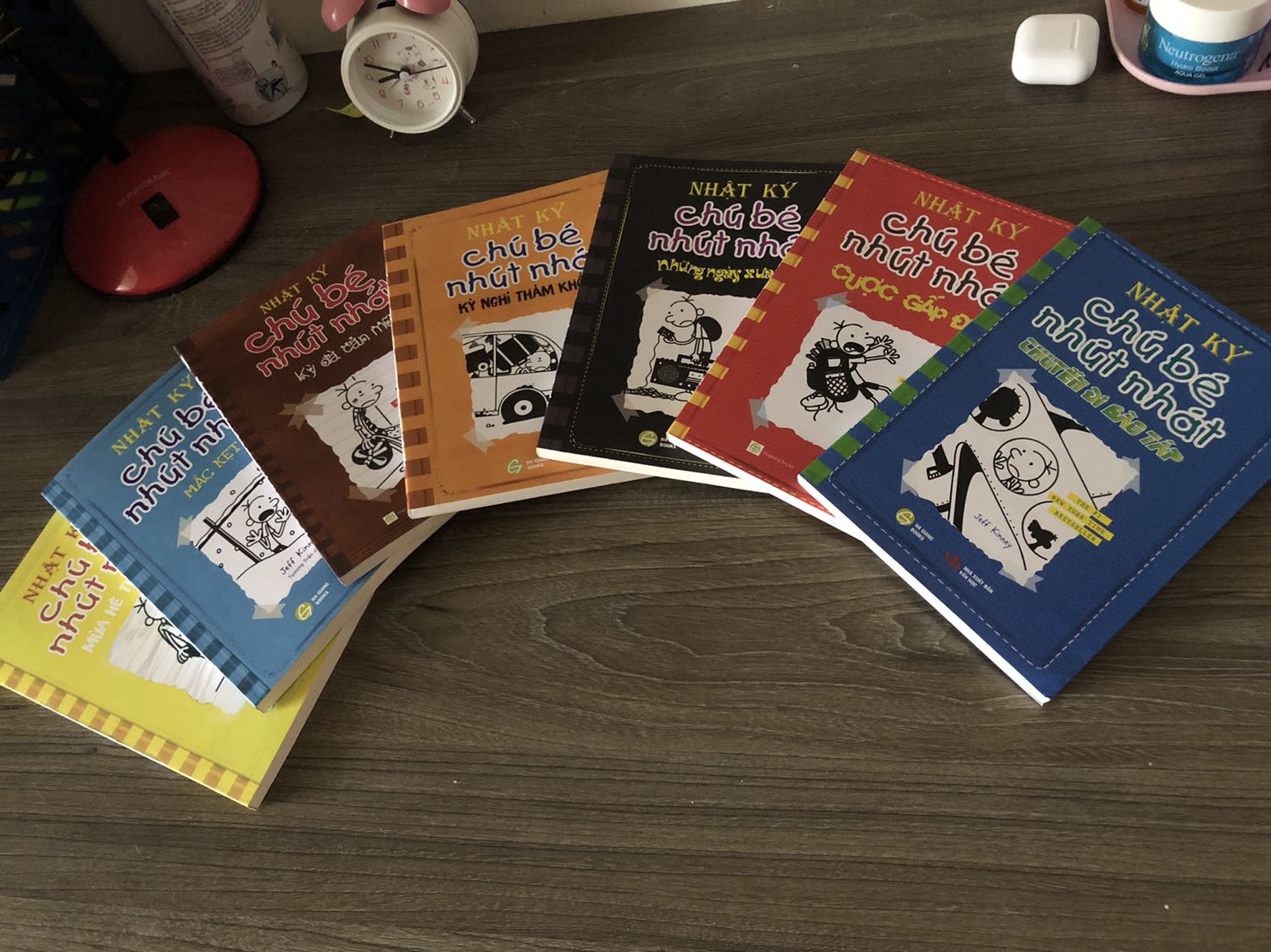 Giấy in vàng và rất mỏng :(( trong khi những quyển cũ trc mình mua ngoài hiệu sách giấy trắng và dầy dặn hơn nhiều. Vì cũng lâu rồi mới mua lại nên ko rõ thay đổi này là do nxb hay shop bán sách kém chất lượng nữa, nhưng mà hơi thất vọng khi nhận đc sách :((