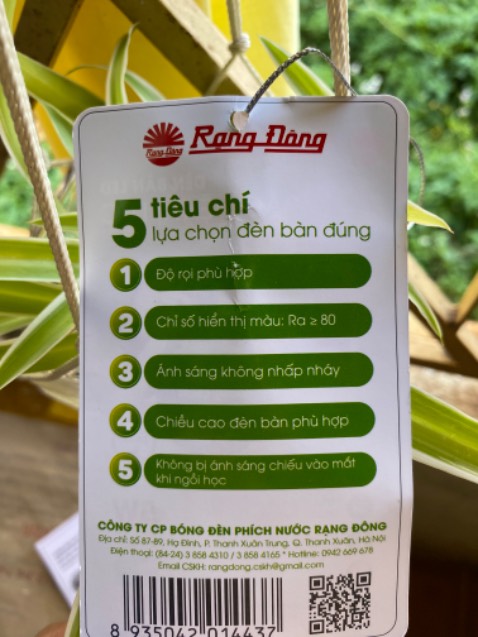 - Mình tham khảo thấy trên top sp bán chạy thì thấy k ưng lắm những sp đèn thế hệ mới vì ngại k thay được bóng nên vẫn quay về với Rạng Đông. Mình thấy mẫu này đơn giản mà đẹp nên quyết định chọn.
- Mình bất ngờ vì đèn cầm chắc tay lắm luôn ấy. Màu xinh, đèn sáng đủ dễ chịu và kết cấu chắc chắn, yên tâm khi sử dụng. Mình tìm mua mà thấy ít người đánh giá quá nên mình sẽ đánh giá thực để cho ai cần thì nên cân nhắc mua loại này nha :D Trên đầu đèn có 2 cái nhánh cây xinh chưa này.
- Mình mua bên shop giá rẻ nhất sàn luôn, hàng chính hãng, đóng gói cẩn thận lắm nhé.
- Xứng đáng chất lượng trong tầm giá 👍