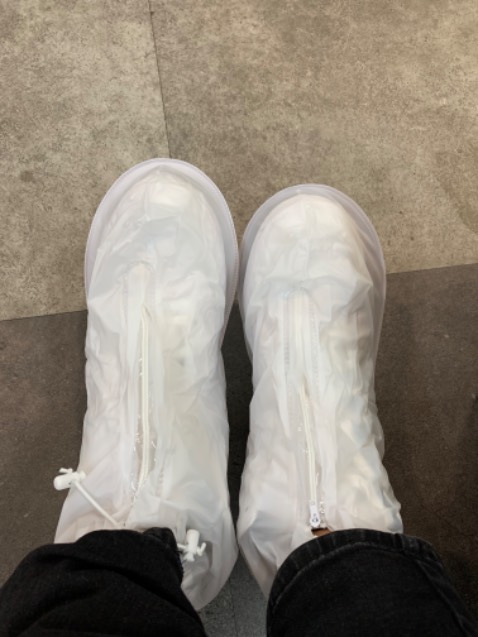 Vừa vặn với giày của mình luôn. Shop trả lời tin nhắn rất nhanh nữa. Mong là chống nước tốt để giày không bị ướt.