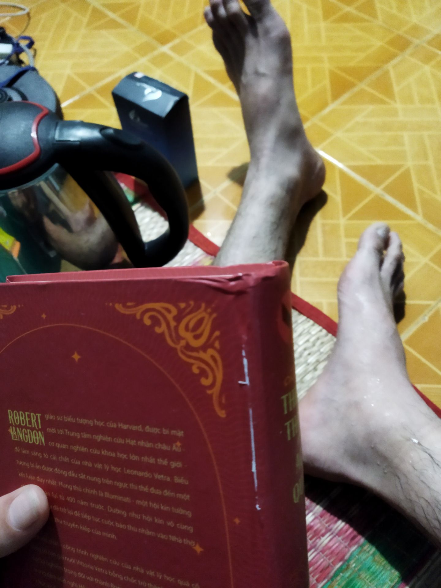 bìa bị xước và gãy do vận chuyển. đường may bị lỗi kiểu này chắc vài bữa bay tùm lum. với là hàng về đến đơn vị vận chuyển rồi không chịu giao cách 3 ngày mới giao. cũng đặt sách đây nhiều rồi mà bữa nay quá thất vọng.