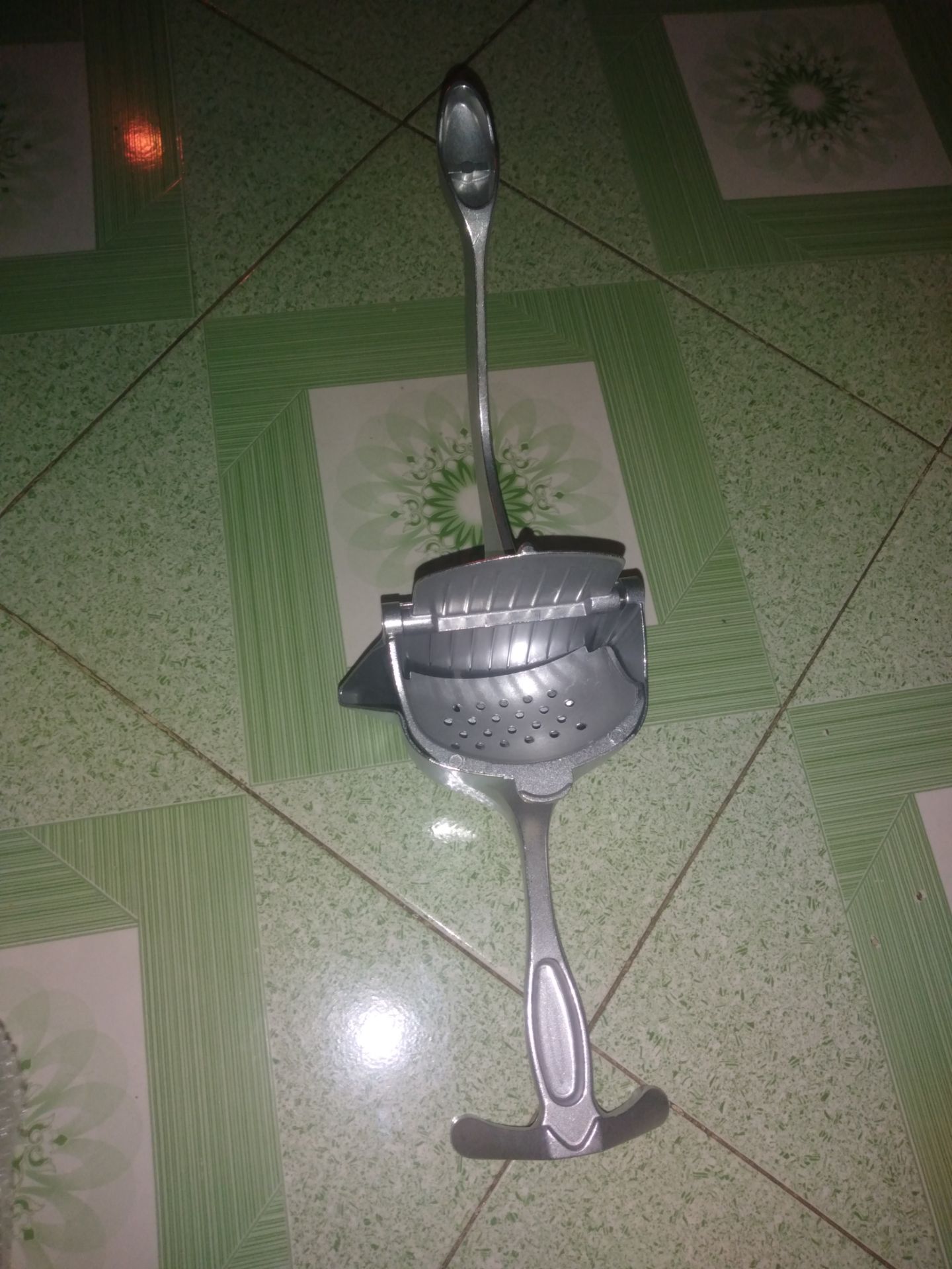 Được làm bằng gang, cũng sắc sảo,mới mua chưa xài chưa biết...