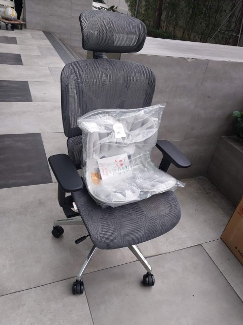 Shop có hướng dẫn video lắp ghế trên youtobe nên cũng dễ mình là nữ cũng tự lắp được nhé. Dịch vụ ổn, shop tư vấn nhiệt tình, chất liệu độ hoàn thiện đẹp. Công nhận là phần tựa lưng đỡ lưng dưới cho mình khá tốt. Mình dạy online tiếng Trung, có những ngày cao điểm mình ngồi hơn 16-17 tiếng đồng hồ dạy liên tục. Mới trải nghiệm 1 ngày ngồi ghế công thái học làm việc mà khác biệt thật sự các bạn nha. May quá em lựa chọn chuẩn luôn. Shop có hướng dẫn video lắp ghế trên youtobe nên cũng dễ mình là nữ cũng tự lắp được nhé. Dịch vụ ổn, shop tư vấn nhiệt tình, chất liệu độ hoàn thiện đẹp. Công nhận là phần tựa lưng đỡ lưng dưới cho mình khá tốt. Mình dạy online tiếng Trung, có những ngày cao điểm mình ngồi hơn 16-17 tiếng đồng hồ dạy liên tục. Mới trải nghiệm 1 ngày ngồi ghế công thái học làm việc mà khác biệt thật sự các bạn nha. May quá em lựa chọn chuẩn luôn.