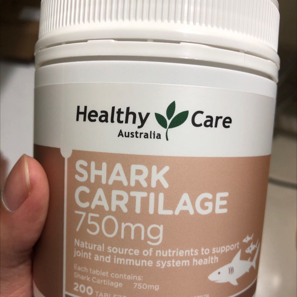 Viên sụn cá mập của healthy care này mình có tham khảo ở nhiều nơi rồi, rất phù hợp với người có vấn đề xương khớp như ba mẹ mình nên khi thấy shop khuyến mãi là mua ngay, mua đúng dịp tết nên đợi đến mùng 5 mới nhận hàng. Check code trên hộp thì đúng chuẩn hàng, đóng gói ok.