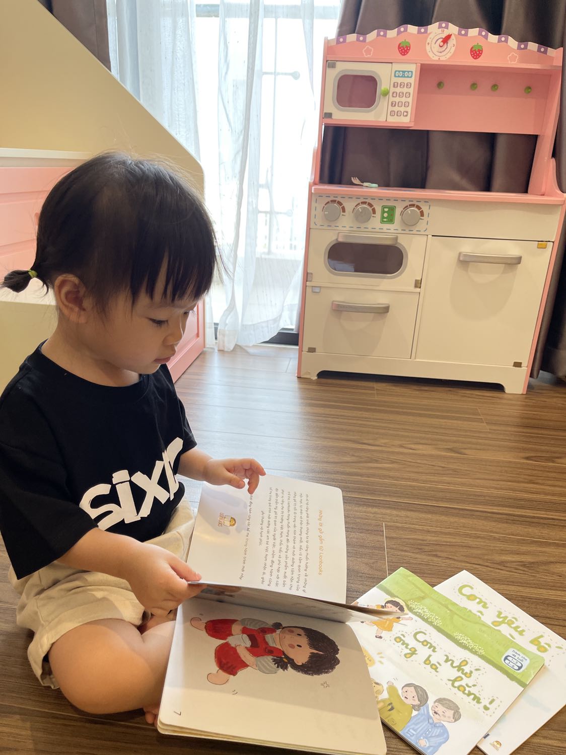 Giá sách của con gái hơn 2 tuổi của mình khá nhiều và đủ các thể loại nên tìm trên tiki một bộ nào vừa mới vừa hay khá khó. Bộ Gia đình bé bỏng này đặt về bé rất thích và đã thuộc mấy đoạn thơ rồi. Bố mẹ và bà nội thì rất ưng vì nội dung rất "nịnh", rất tình cảm và ngọt ngào. Minh hoạ rất dễ thương, màu sắc tươi sáng, xinh xắn. Lại được tặng cả sticker đáng yêu, con mình về dán đầy trên bàn làm việc, thích thú vô cùng