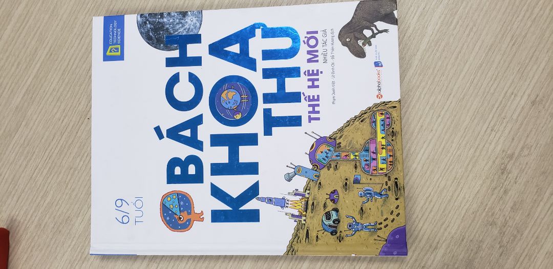 Giao hàng nhanh. Nội dung và cách trình bày phù hợp với lứa tuổi của trẻ, thông tin phong phú.
nhiều trang bị nhăn, giống như do bị ướt trước đây. có chỗ bị bong gáy (hình chụp). Tiki cần kiểm tra hàng kỹ.