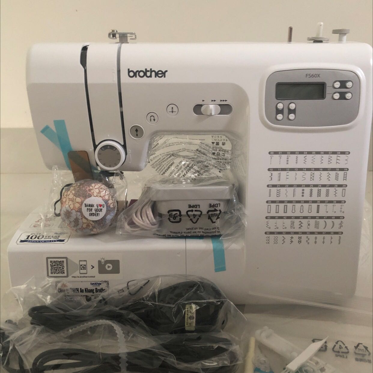 Máy mới nguyên seal nguyên kiện, shop giao đủ đồ đạc đi kèm. Máy về tay xịn xò lắm mọi người, máy nặng, chắc chắn. có giấy bảo hành đầy đủ. Mình chưa setup máy để may thử nên ko biết máy có ồn lắm ko. Nói chung nhận máy thấy ưng ý, thấy okie mọi người ạ.