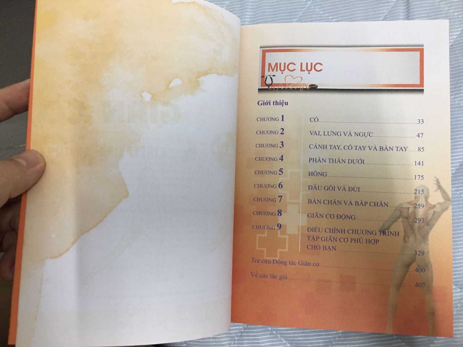 Về chất lượng: Sách dày, giấy in đẹp và thơm. Về hình thức: Cách thiết kế bắt mắt với tông màu cam nâu nhưng nên chú ý thay đổi kiểu trang trí một chút để tránh gây hiểu lầm là giấy bị nước làm loan, lem hay cũ mốc như nhiều đánh giá nông cạn khác. Không có kiểu bị loan hay lem hay mốc nào mà giấy phẳng như thế, nhìn giống nhau y hệt như thế và khi đóng sách lại nhìn bên hông các trang (không phải gáy sách nhé) lại trắng sạch như thế cả. Về nội dung: sách trình bày phải nói rất chi tiết và quá tỉ mỉ đến mức mình tưởng chuẩn bị học y đến nơi. Những kiến thức giải phẫu học, cơ xương và vai trò của chúng tác động qua lại với nhau ra sao... ban đầu tưởng không cần thiết nhưng rất có ích với những huấn luyện viên, bác sĩ (Đông Tây Y) muốn có kiến thức nền tảng sâu và chắc chắn để phục vụ công việc lên giáo án tập, làm vật lý trị liệu hay bổ trợ cho công việc khi cần. Người đọc bình thường cũng không cảm thấy khó khăn trong việc tìm kiếm thông tin mình cần vì sách cũng trình bày những nội dung chính rất ngắn gọn và sáng *** có thể nắm được ngay. Các hình vẽ minh hoạ đẹp và to dễ hình dung. Dịch thuật theo mình là rất ổn vì mình đọc thấy dễ hiểu và vì mình chưa đọc hết nhưng nếu có lỗi nào đó về dịch thuật thì mình tin nó cũng không trầm trọng mà có thể bị nghiêng về văn phong chưa tự nhiên thôi mà điều đó thì có thể cho qua vì đây là sách để lấy thông tin học tập chứ không phải tiểu thuyết. Tóm lại là sách đáng mua nếu bạn ý thức được sức khoẻ là vô giá.