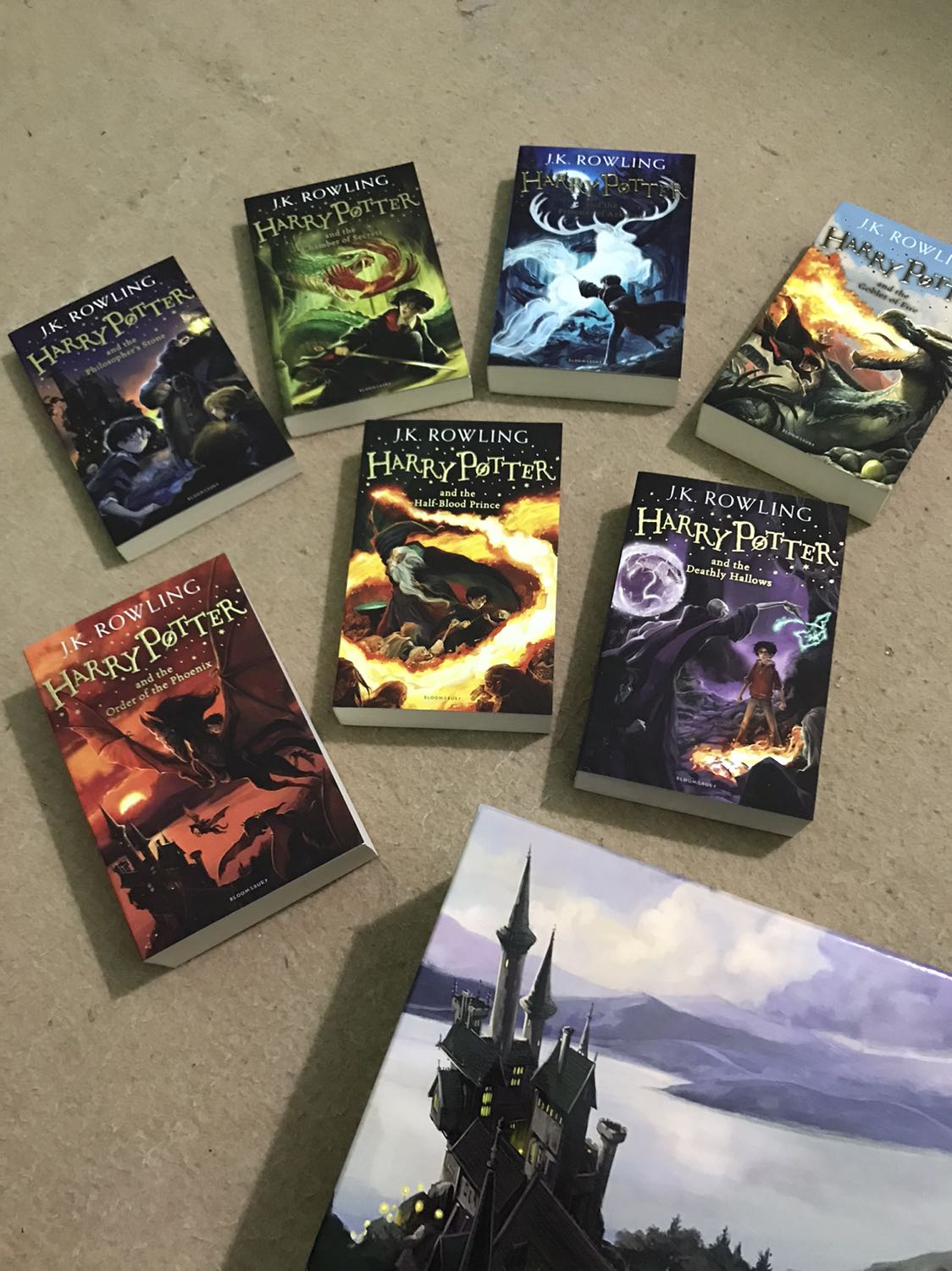 Mình là fan của phim Harry Potter từ lâu, mình đọc bản dịch nhiều lần nên giờ muốn đọc thử bản gốc. Bộ này Children edition nhưng mà mình rất thích bìa của nó, mua về cứ ngỡ mình trở lại thành trẻ con ấy🥺 Bản khác mình thấy hơi dark.
Lần này tiki giao rất nhanh, mình tỉnh lẻ mà 1 ngày là nhận được rồi. Đặc biệt có giấy lót rồi nha mọi người. Sách in rất đẹp, màu sắc tươi sáng, box của mình cũng không bị móp. Mình thấy mọi người review bảo khó bỏ vô box nhưng mình bỏ thử rồi và rất dễ dàng nha.
Mình mua bộ này lúc đang sale thấy hời thật sự, áp mã còn 720k và được tặng thêm 1 quyển ngoại văn Gozilla nữa😊