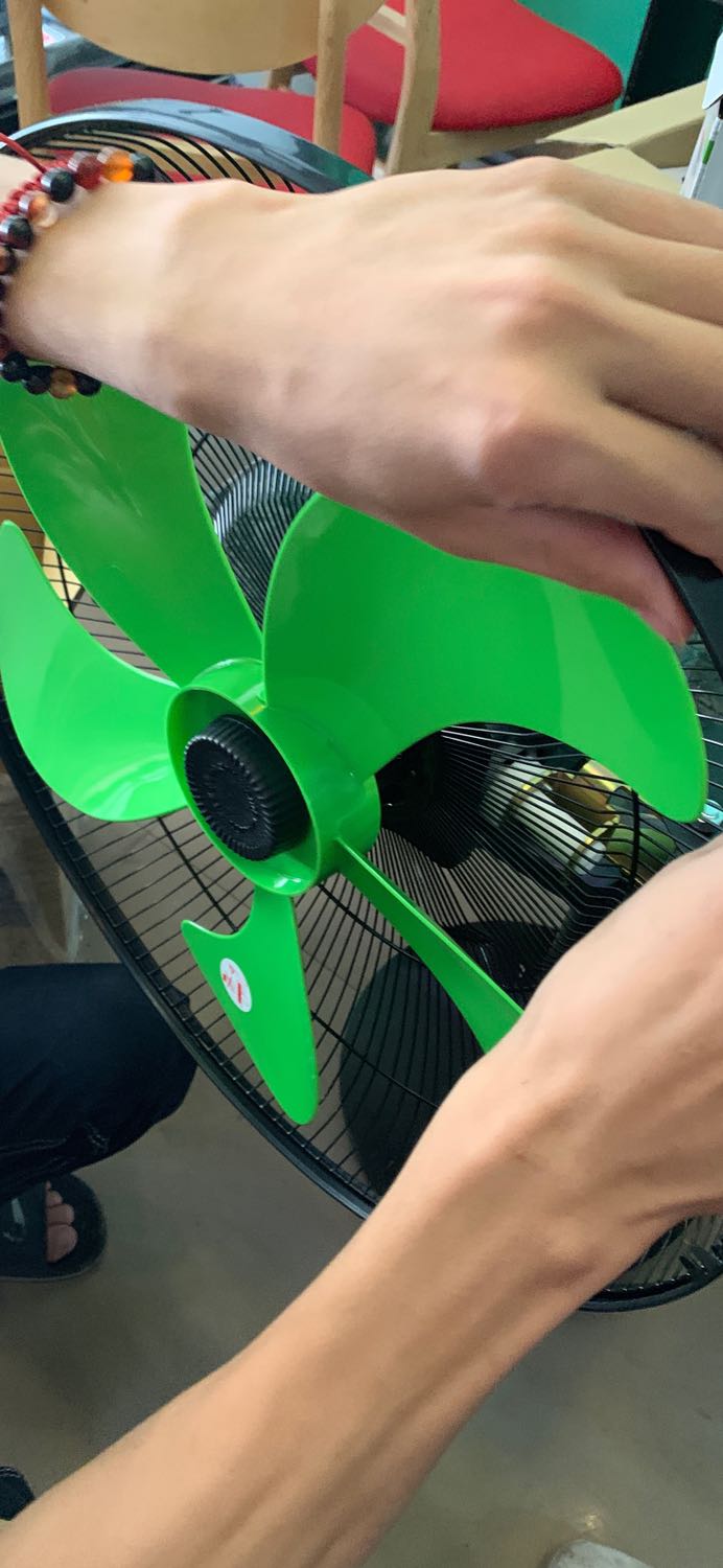 Ảnh và tiêu đề ghi 45W màu cam, giao quạt màu xanh lá 65W ko giống như tiêu đề. Tiki kiểm hàng ko chuẩn cũng giao luôn. Ảnh và tiêu đề ghi 45W màu cam, giao quạt màu xanh lá 65W ko giống như tiêu đề. Tiki kiểm hàng ko chuẩn cũng giao luôn.