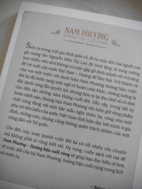 Dành cho nhưng ai yêu thích lịch sử và các giá trị văn hoá xưa nhưng chưa biết bắt đầu từ đâu thì highly recommend quyển Sài Gòn Vang Bóng của cùng tác giả với cuốn này nhé. Còn khi muốn tìm hiểu sâu hơn về nhân vật lịch sử (yêu thích) thì có thể đọc quyển này. Phần vì tò mò và có nghe qua về vị Hoàng hậu này. Nên rất muốn hiểu thêm về bà.