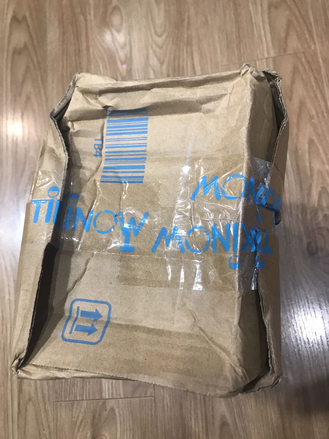 Sách may vẫn ok Nguyên hộp , nguyên niong , bên trong không bọc chống sốc hay lót giấy gì đó . Khi nhận hàng thấy hộp nát be bét méo móp bốn phía mình đã rất sợ bị dập nát rồi nhưng chắc mình vẫn còn may mắn , bên trong ko bị ảnh hưởng. Tiki hay nhà sách nên xem lại vấn đề lót lớp bảo vệ bên trong nữa thì dịch vụ sẽ rất tuyệt