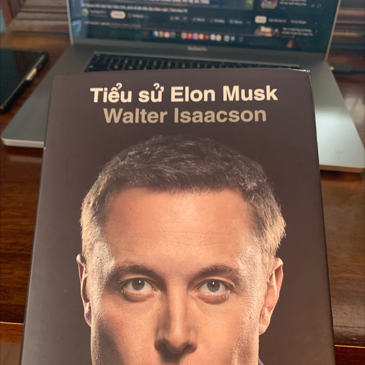 Nội dung thì hay và đọc cuốn. Có cái ngoại hình sách thì các góc bìa cứng bị nhăn nhúm dù bóc nguyên seal chụp hình xong thấy hơi mất đi xíu thẫm Mỹ nhưng dù sao cám ơn Tiki đã giao hàng nhanh và an toàn.