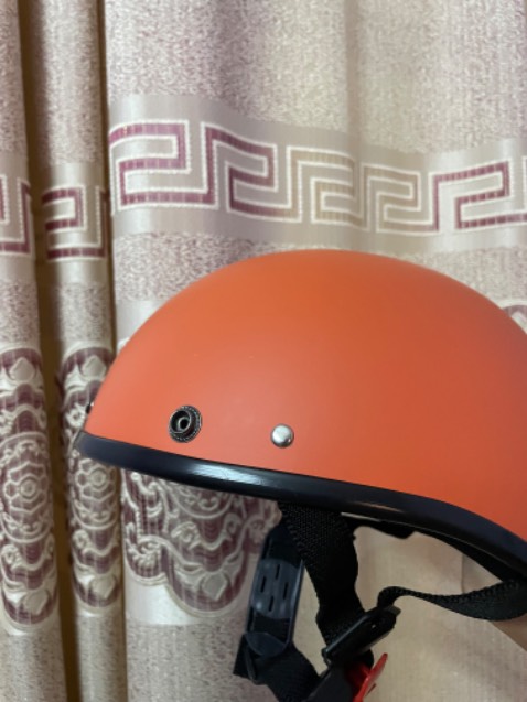 Giao đúng màu cam nhám, có tặng thêm sticker để dán nhưng mình cho e trai nghịch rồi nên không có ảnh kèm, nên mua thêm kính phụ kiện sẽ đẹp hơn