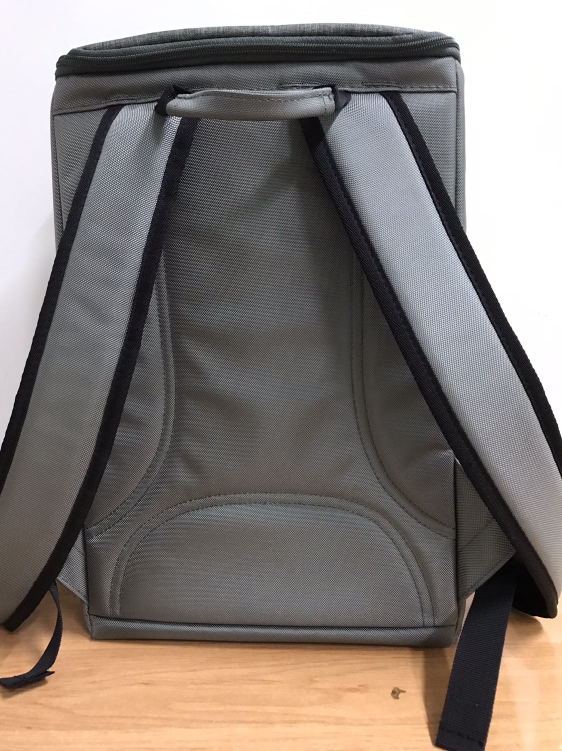 Ba lô đẹp, đường may chắc chẵn.