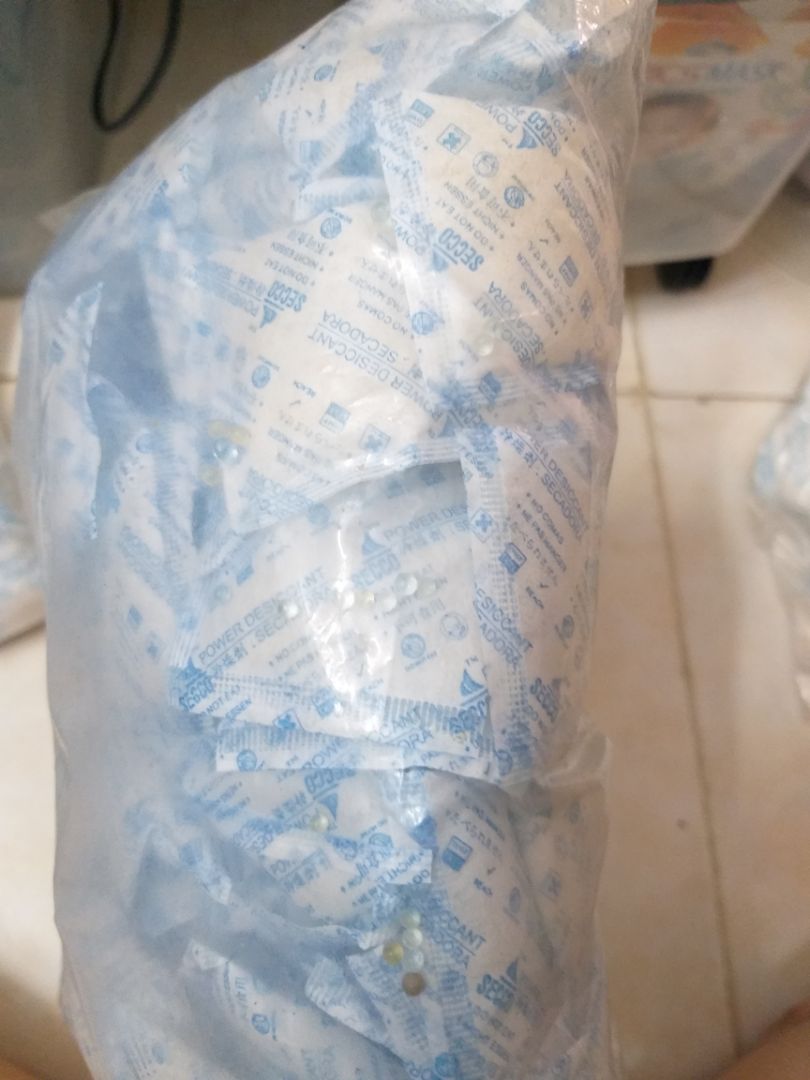 gói hút ẩm cũ đã bị no ẩm chuyển sang màu vàng, có gói bị vỡ, hạt hút ẩm rơi ra ngoài. tôi muốn đổi hàng.